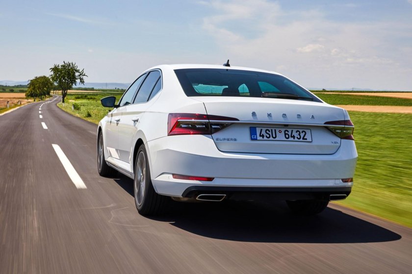 Шкода Суперб 2021 сзади