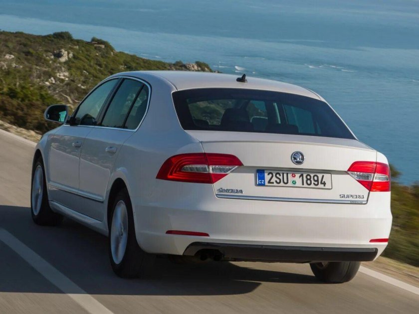 Шкода Суперб 2 сзади