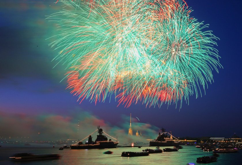 Салют на день военно морского флота в Санкт Петербурге