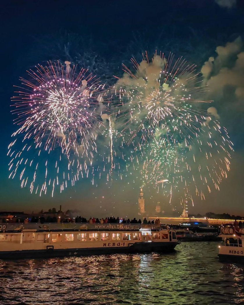 Салют над Петропавловской крепостью