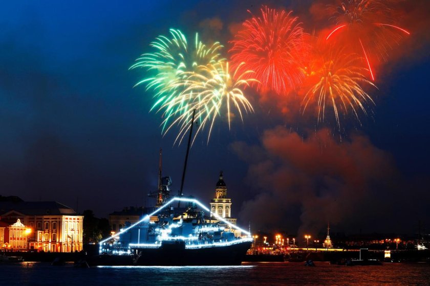 Салют над Петропавловской крепостью