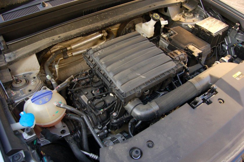 Подкапотное пространство поло седан 1 6