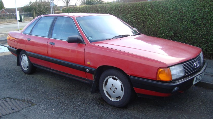Ауди 100 красная