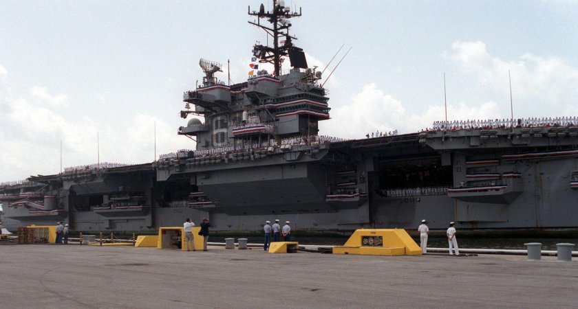 Вейнтисинко де Майо авианосец