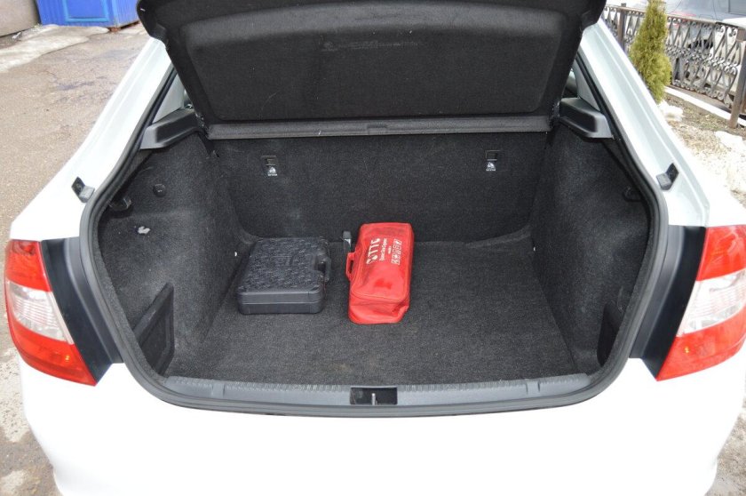 Сабувер в полочку Skoda Rapid 2021