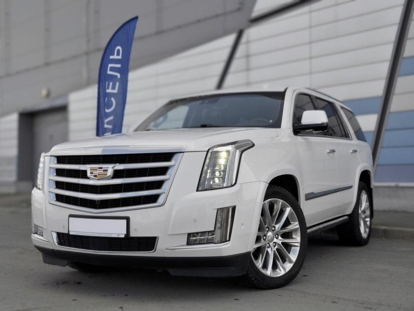 Белый кадиллак эскалейд