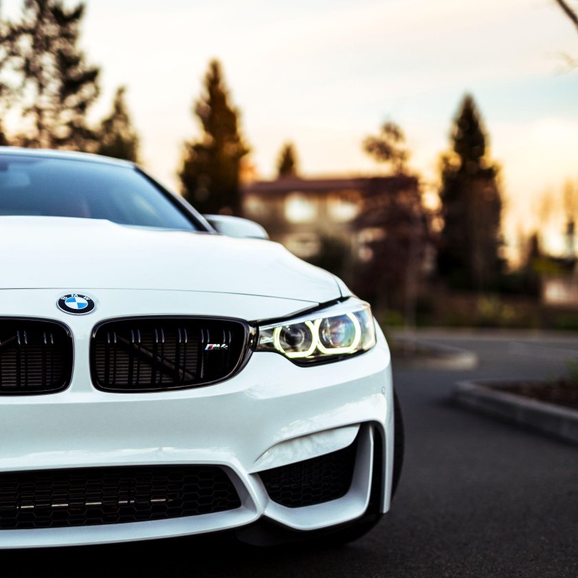 Белый автомобиль