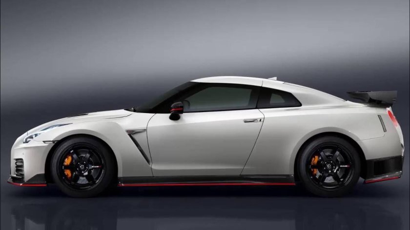 Nissan GTR r35 сбоку