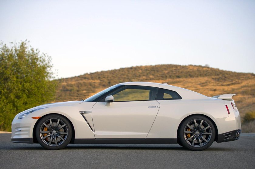 Nissan GTR r35 сбоку