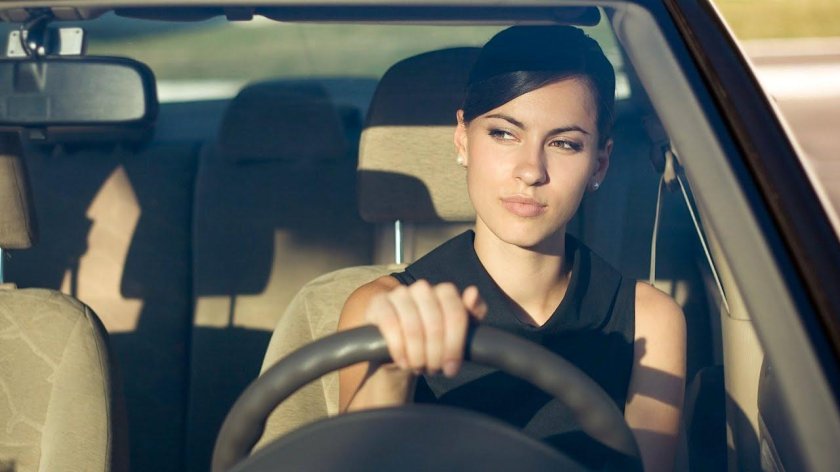 Женщина за рулем вид спереди