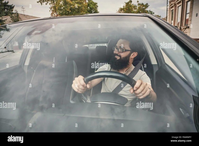 Человек за рулем вид спереди