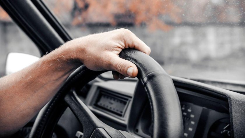 Мужские руки на руле