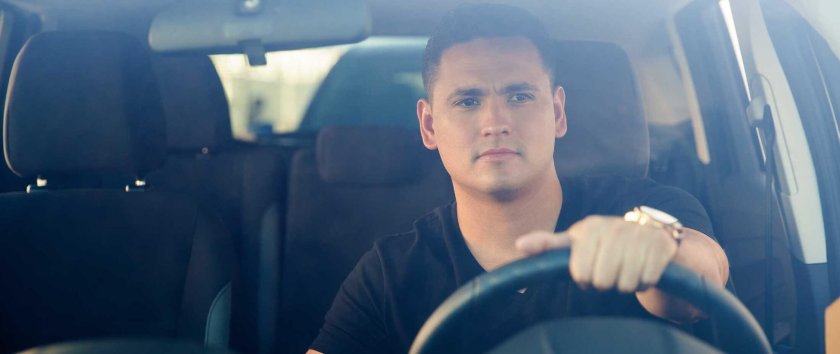 Парень за рулем