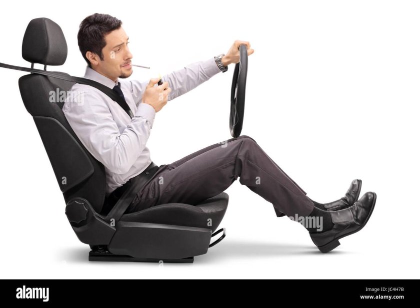 Сидит в кресле