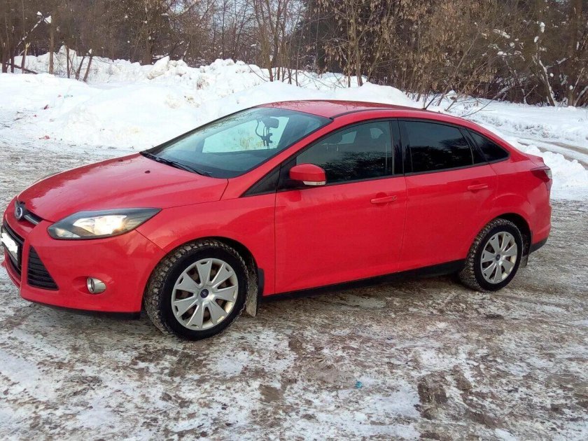 Ford Focus 3 седан красный