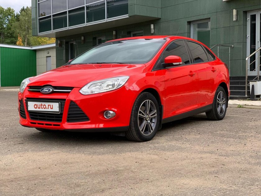 Ford Focus 3 седан красный