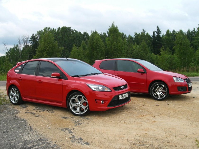 Ford Focus 2 хэтчбек красный