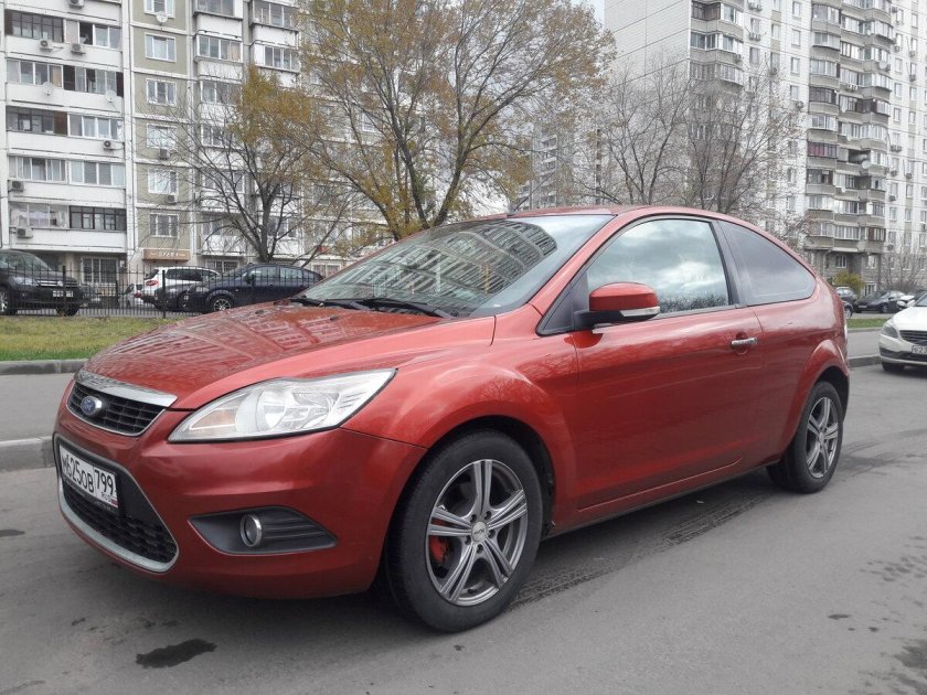 Ford Focus 2 хэтчбек красный