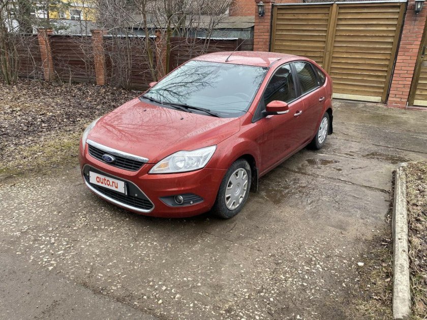 Ford Focus 2 хэтчбек красный