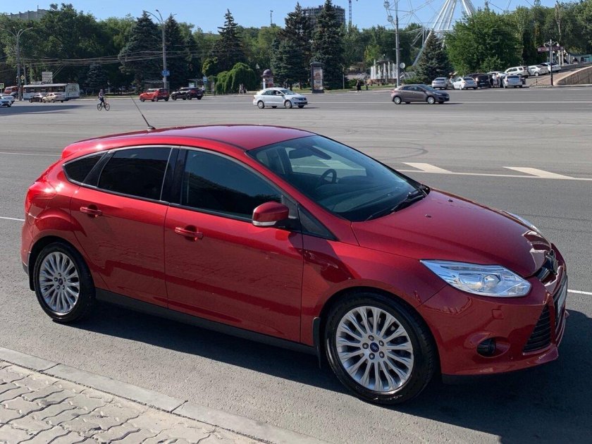 Ford Focus 3 Хэтчбэк красный