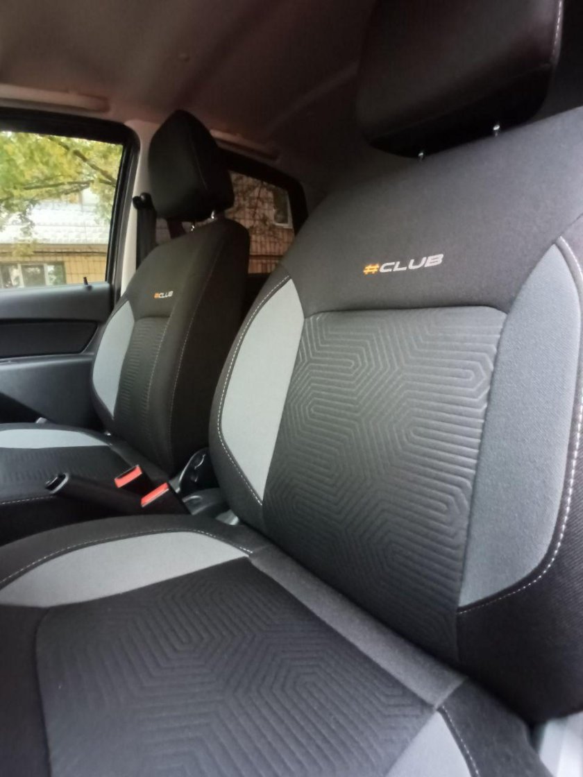 Машина под чехлом