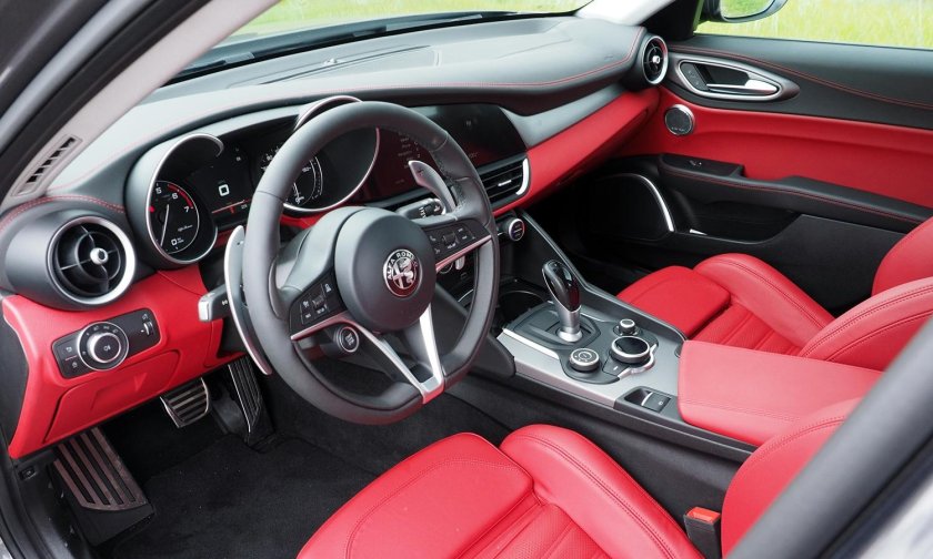 Alfa romeo giulia 2021 interior