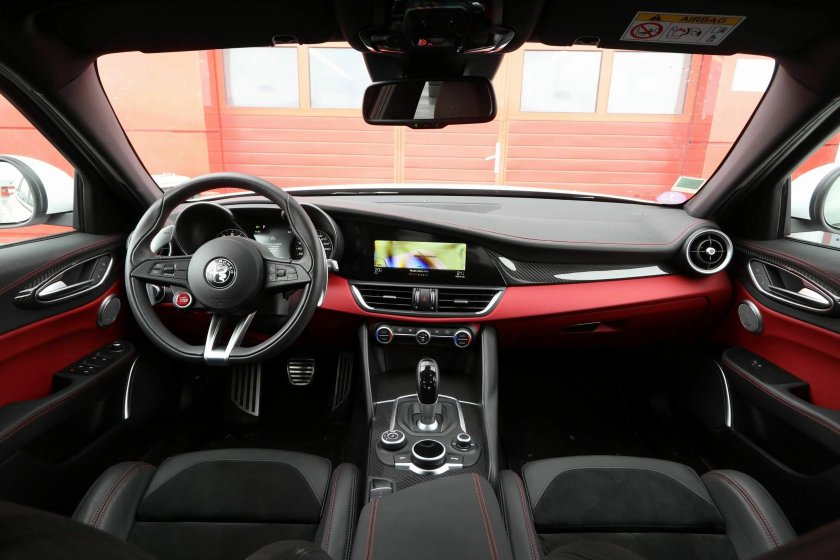 Alfa Romeo Giulia 2021 салон