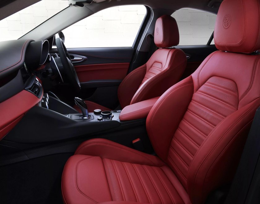 Alfa Romeo Giulia красный салон