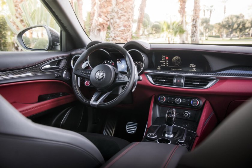 Альфа Ромео Стельвио интерьер