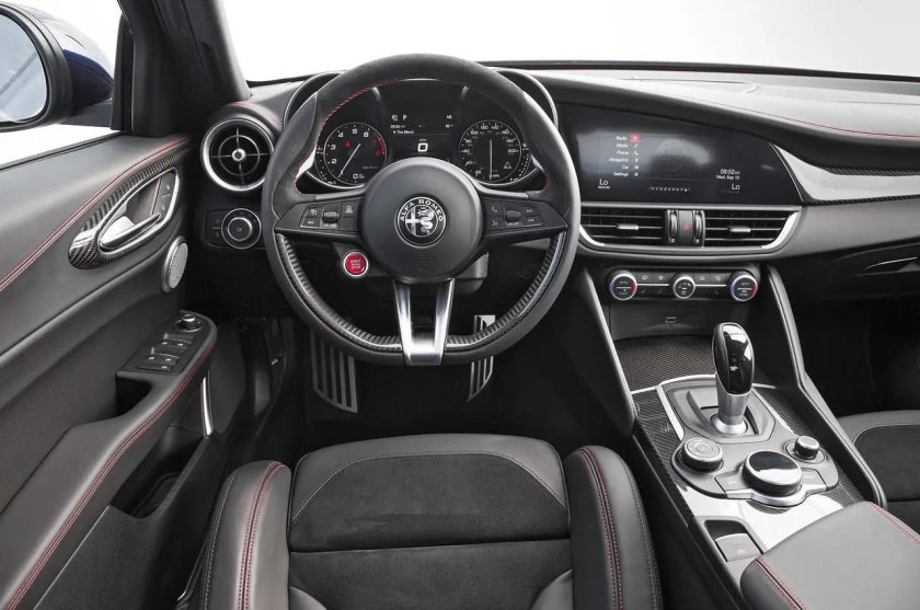 Alfa Romeo Giulia 2019 салон