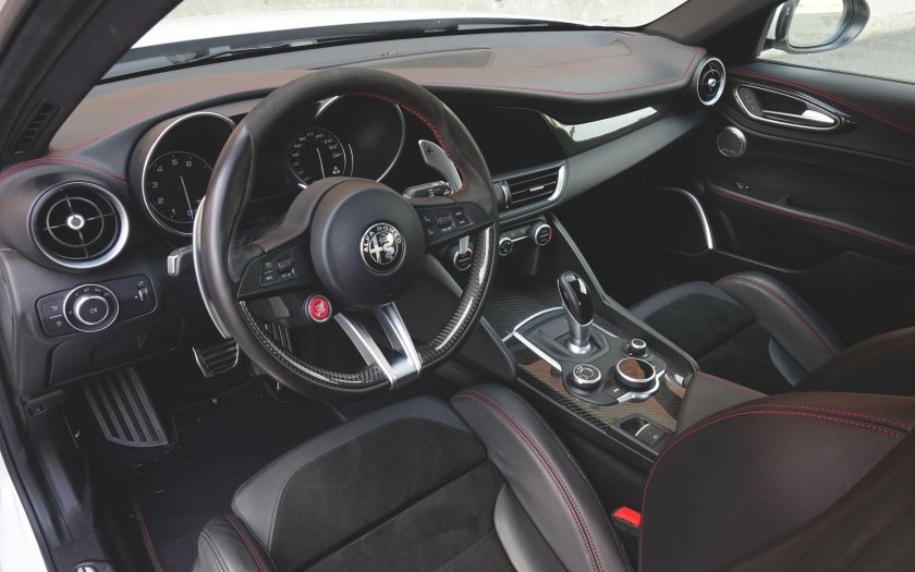 Alfa Romeo Giulia 2022 салон