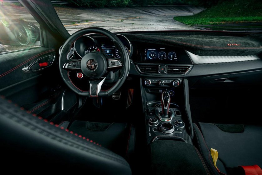 Альфа Ромео Джулия 2021 салон