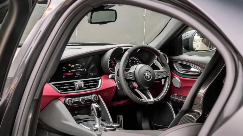 Alfa Romeo Giulia QUATTROFOLIO салон