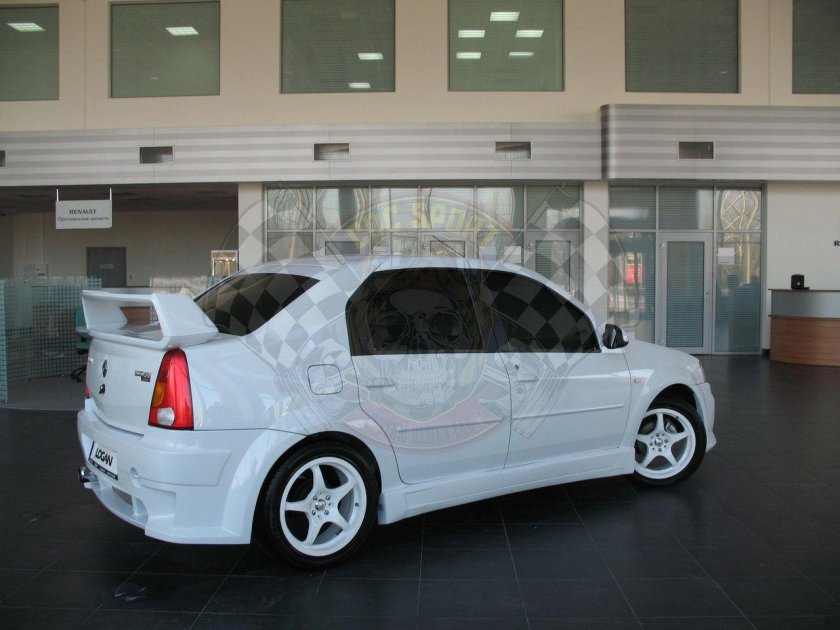 Рено Логан 1 в спортивном обвесе