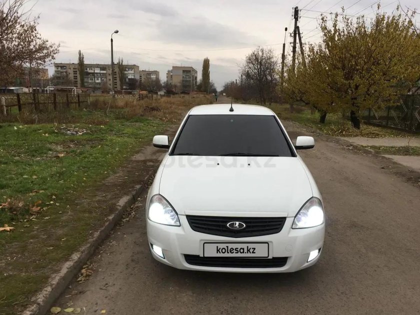 Лада Приора седан белая тонированная