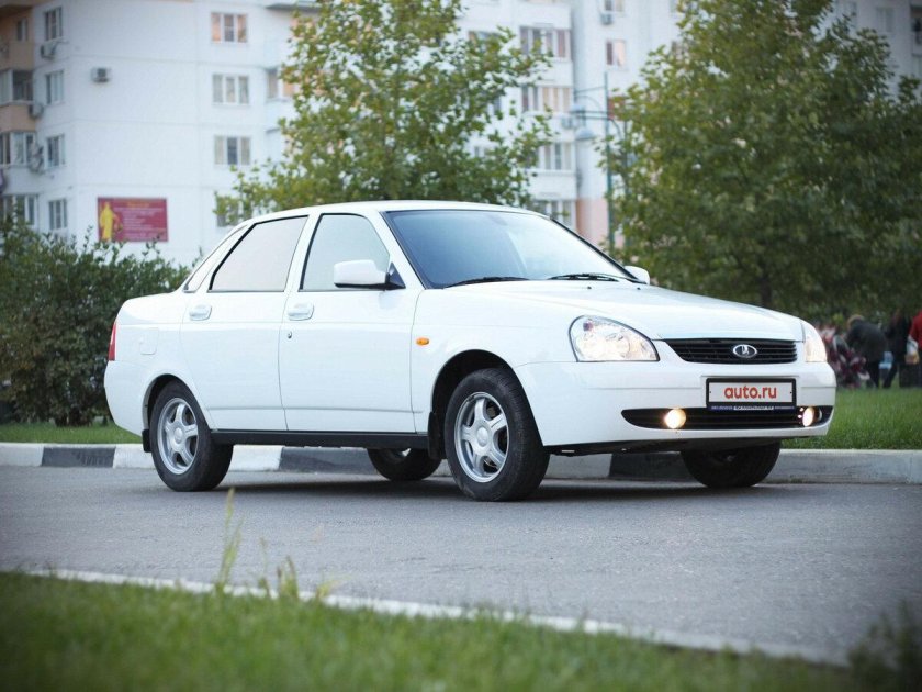 Лада Приора седан белая 2170