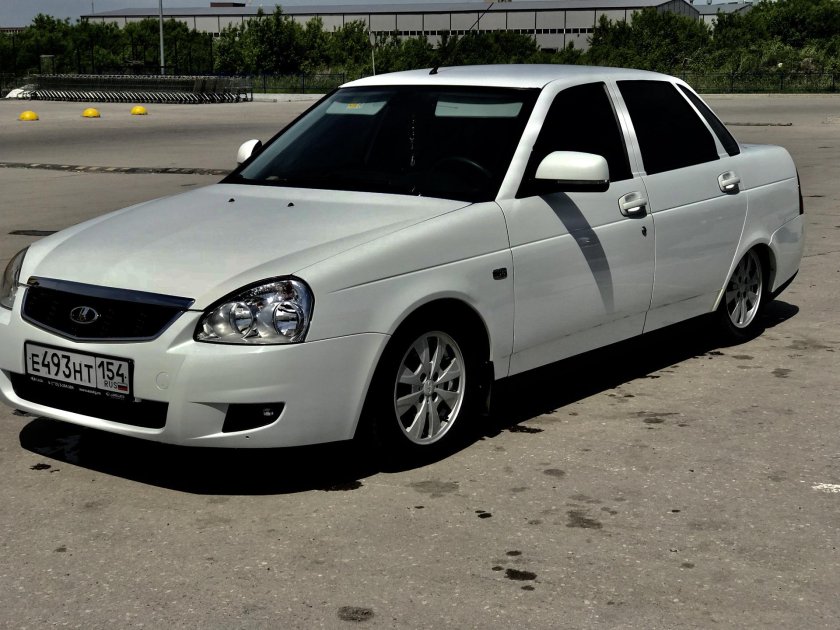 Лада приора белая