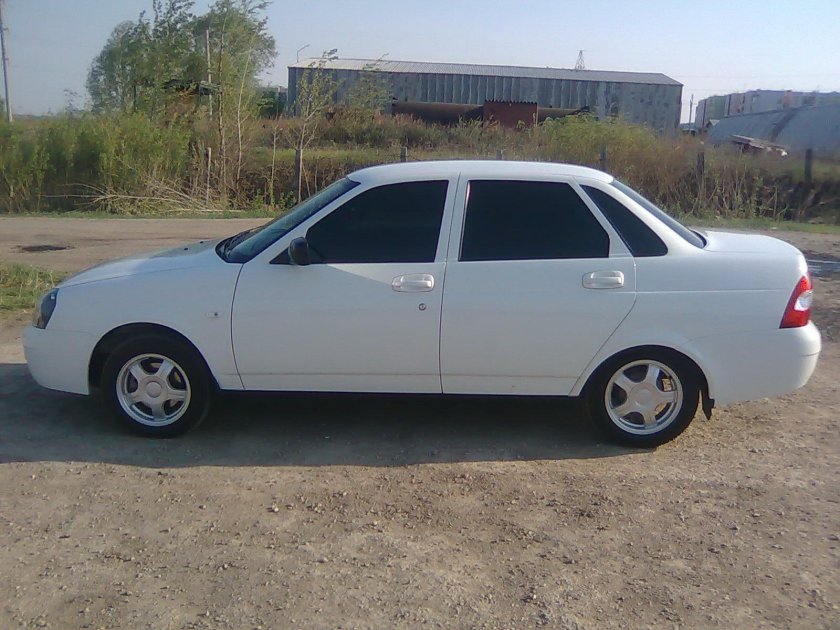 Лада Приора седан белая 2170