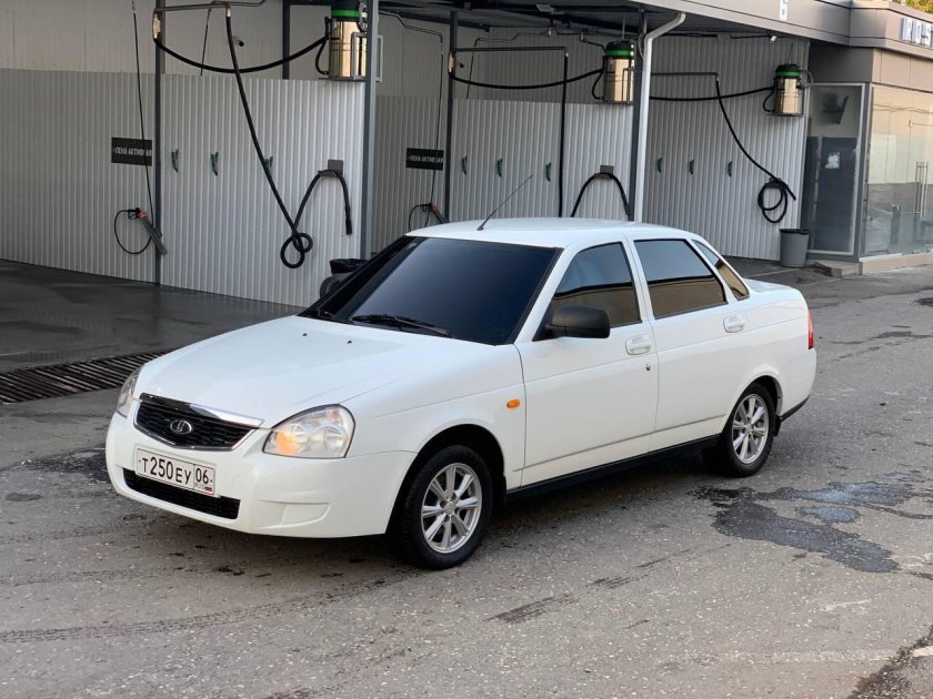 Белая приора седан