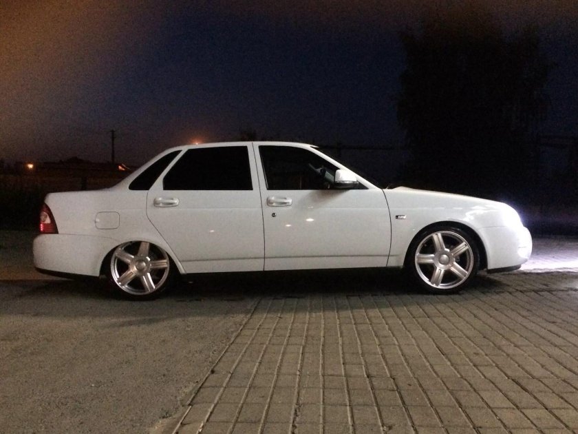 Белая Приора седан