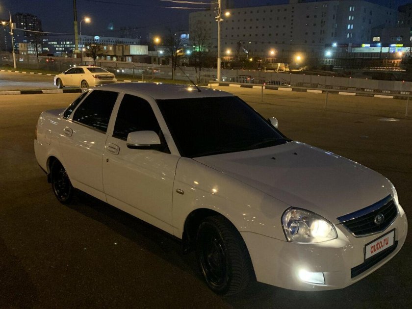 Лада Приора седан белая 2170