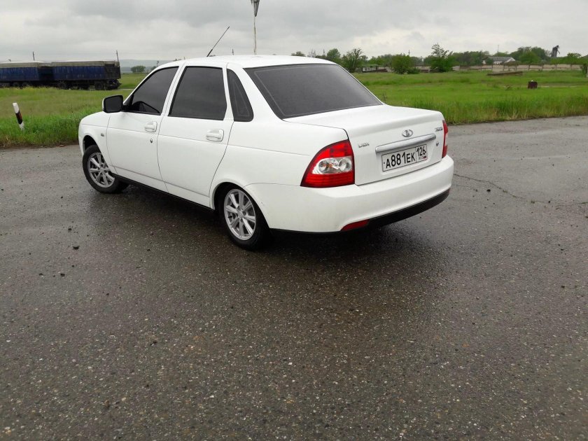 Лада Приора 2 седан белая