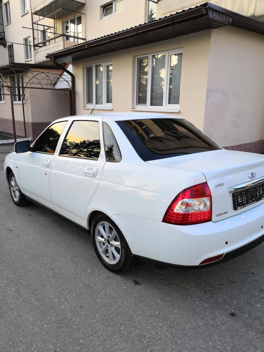 Лада Приора 2 седан белая