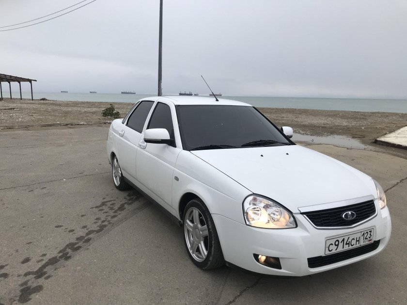Лада Приора 2 седан белая