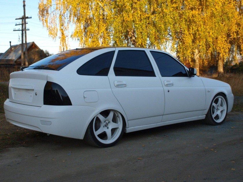 Лада Приора седан белая тонированная