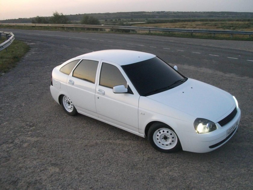 Лада Приора седан белая тонированная