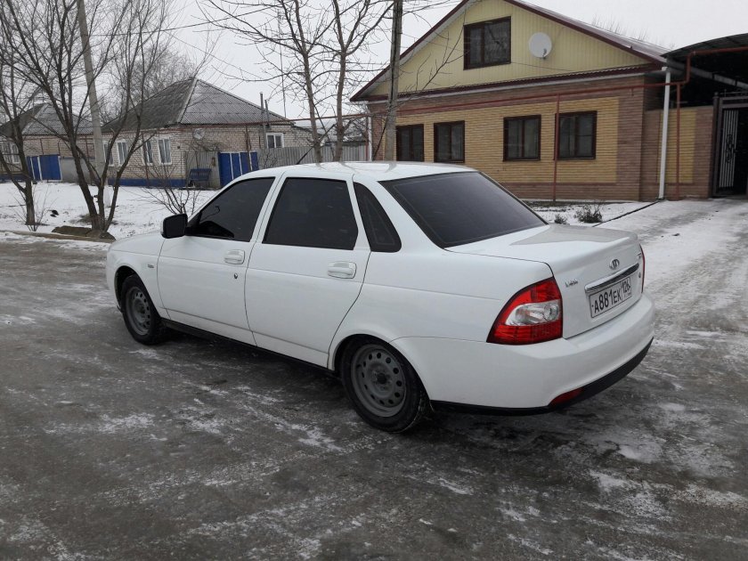 Лада приора седан белая