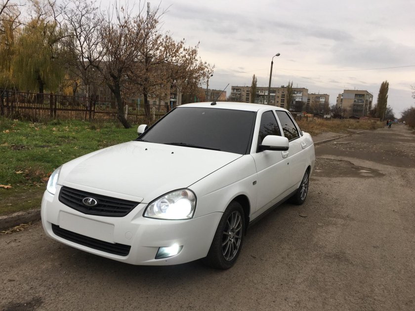 Белая Приора седан 2014