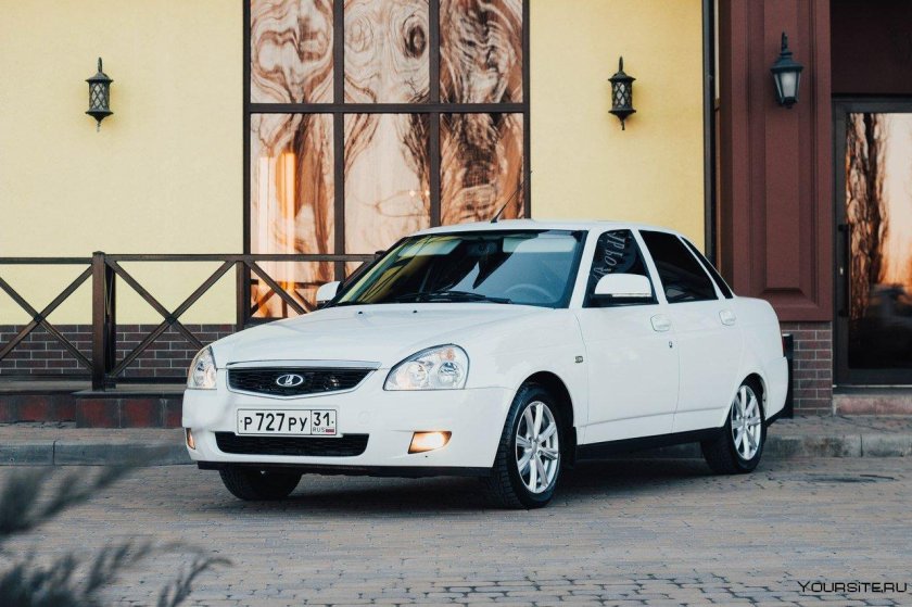 Лада Приора седан белая 2170