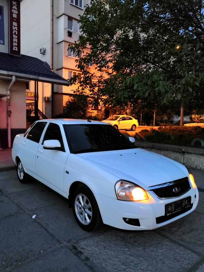 Приора 2 Люкс белая седан